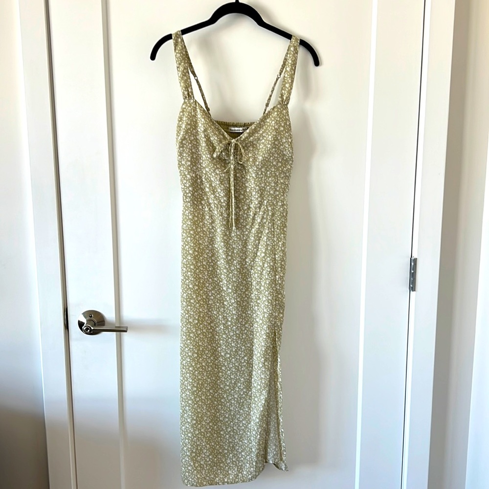 Abercrombie Green floral midi dress. Front side slit. Adjustable straps.